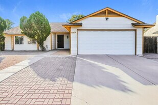 8204 N 60th Dr in Glendale, AZ - Building Photo