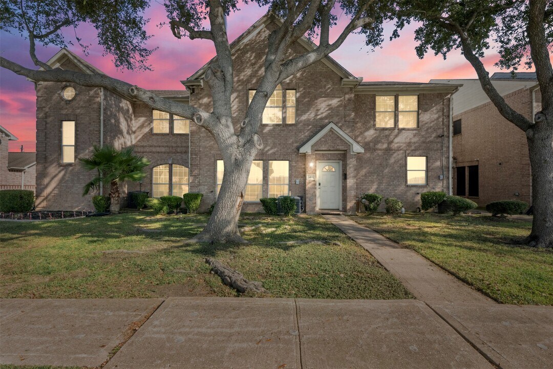 1413 TX-146 in La Porte, TX - Building Photo