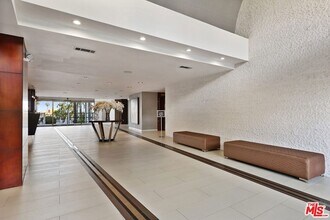 7250 Franklin Ave in Los Angeles, CA - Building Photo - Building Photo