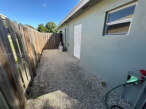 214 S 57th Ave in Hollywood, FL - Building Photo - Building Photo