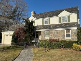 11 Warton Pl in Garden City, NY - Building Photo