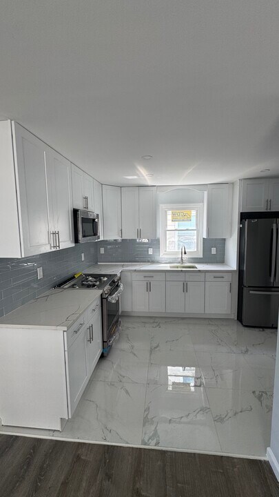 627 Avenue E, Unit Floor 2 in Bayonne, NJ - Building Photo