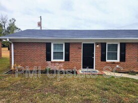 700a Fairview St in Fountain Inn, SC - Building Photo