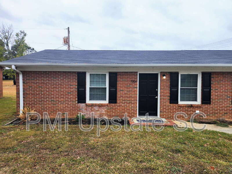 700a Fairview St in Fountain Inn, SC - Building Photo