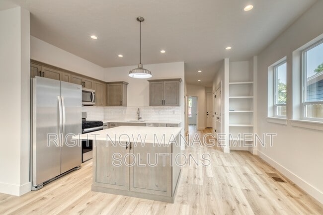 property at 1806 S Manitou Ave
