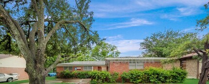 805 N Douglas Ave in Cleburne, TX - Building Photo - Building Photo