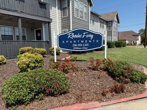 Rhodes Ferry in Decatur, AL - Foto de edificio - Building Photo
