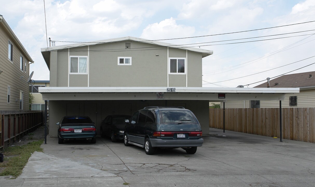 2515 Manchester Ave in San Pablo, CA - Building Photo