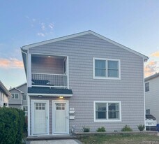 542 E Pine St in Long Beach, NY - Building Photo