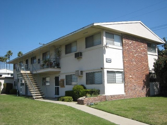 7049 El Provo Cir in Buena Park, CA - Foto de edificio