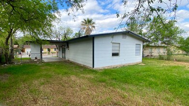 8622 Cape Valley Dr in San Antonio, TX - Foto de edificio - Building Photo