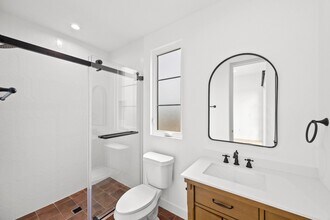 2324 S Dunsmuir Ave in Los Angeles, CA - Building Photo - Building Photo