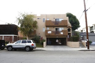 6924 Vesper Ave in Van Nuys, CA - Building Photo