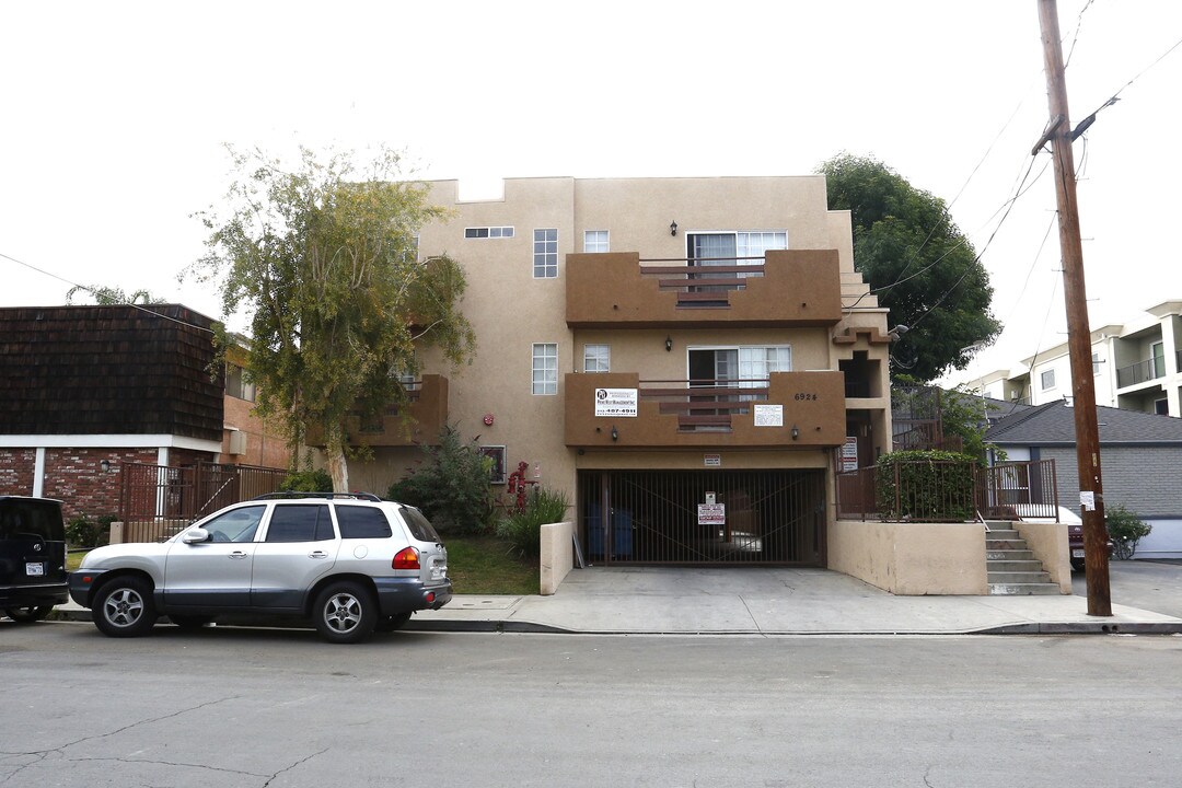 6924 Vesper Ave in Van Nuys, CA - Building Photo