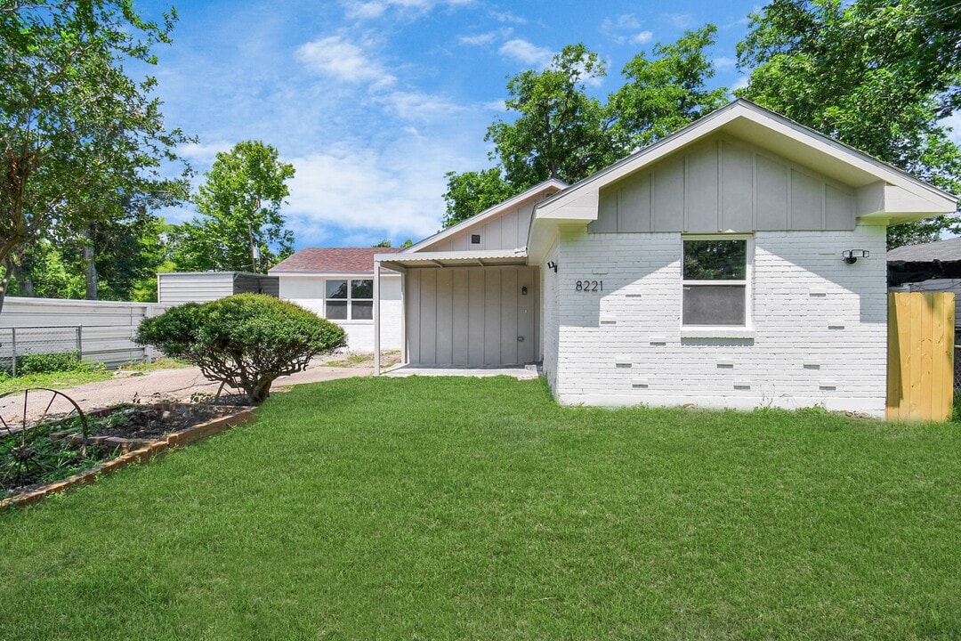 8221 Hezekiah Ln in Houston, TX - Building Photo