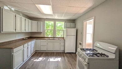 826 W Grand Ave in Muskegon, MI - Building Photo - Building Photo