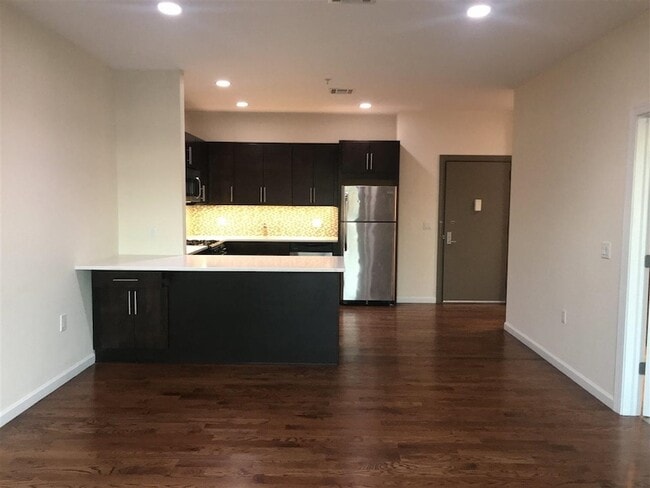 186 Broadway, Unit 502 in Bayonne, NJ - Foto de edificio - Building Photo