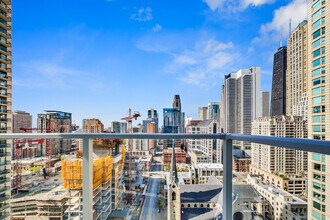 8 E Huron St in Chicago, IL - Building Photo - Building Photo