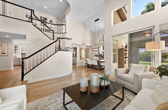 2004 Via Solona in San Clemente, CA - Foto de edificio - Building Photo