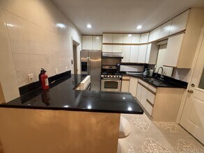 147 Primrose Dr in North New Hyde Park, NY - Building Photo - Building Photo