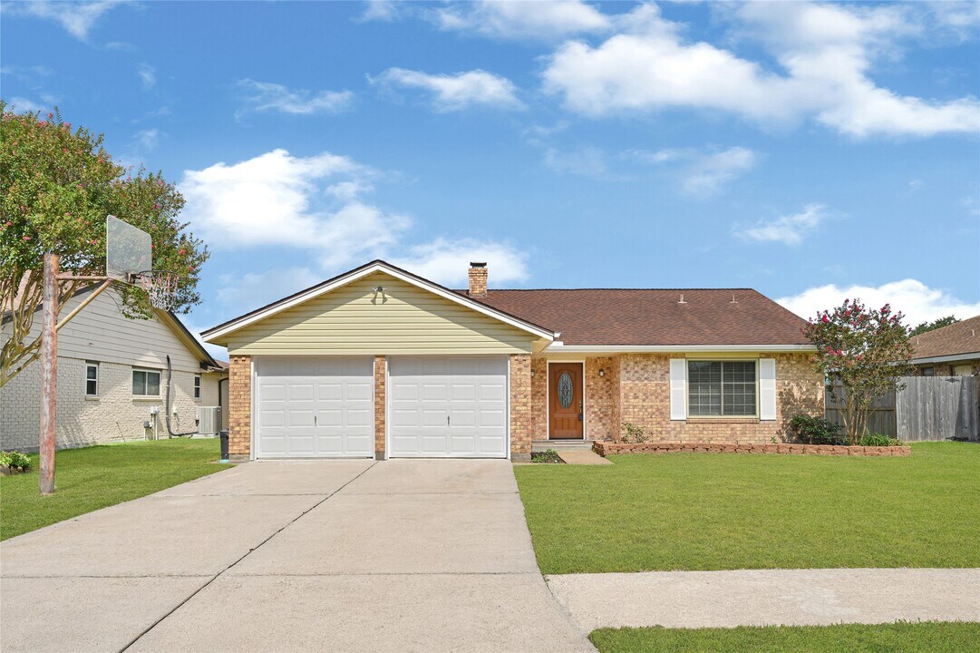 501 S Travis in Deer Park, TX - Foto de edificio
