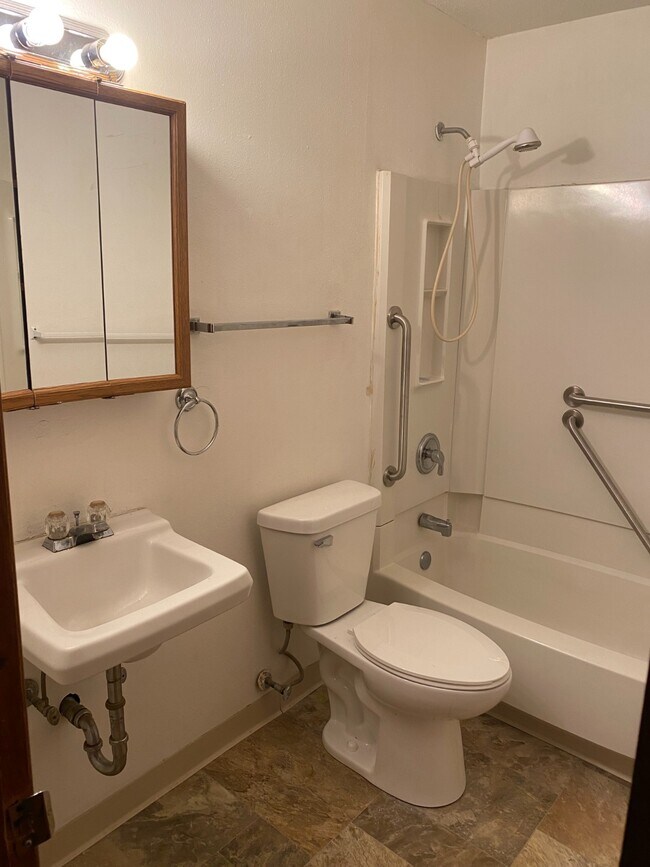 1608 Hillside Dr NW in Cedar Rapids, IA - Building Photo - Building Photo
