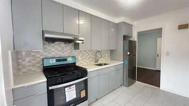 73-28 199th St in Queens, NY - Building Photo - Building Photo