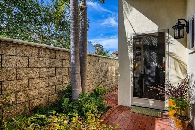 149 Via Waziers in Newport Beach, CA - Foto de edificio - Building Photo