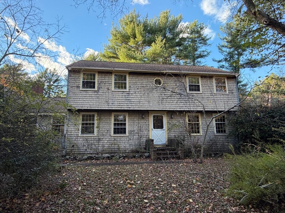 131 E Washington St in Hanson, MA - Building Photo