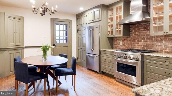property at 806 S Ann St