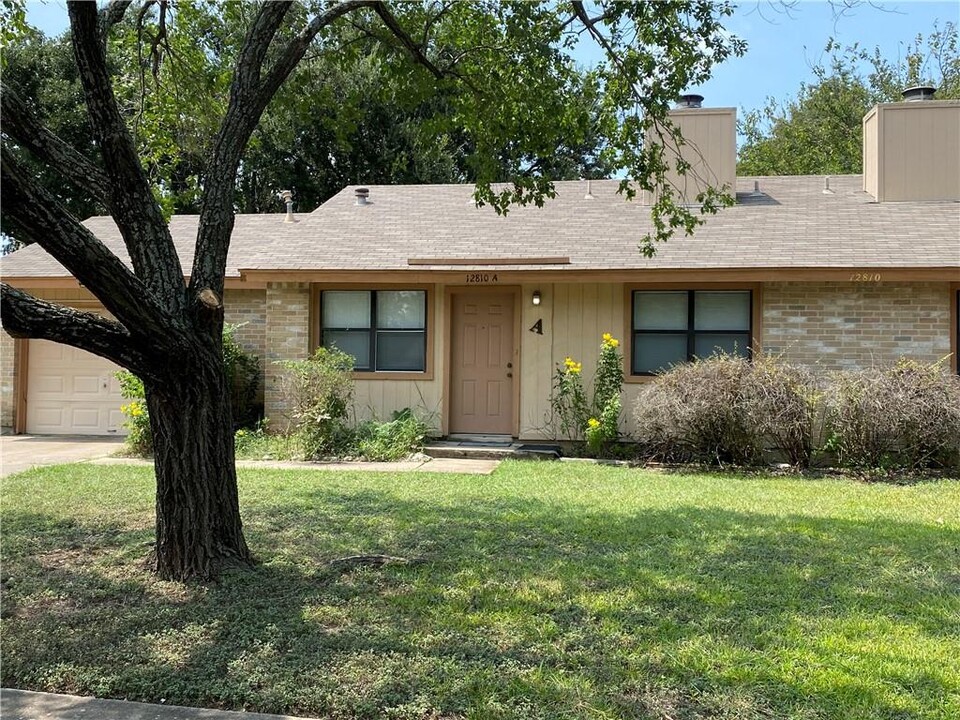 12810 Hymeadow Dr in Austin, TX - Foto de edificio