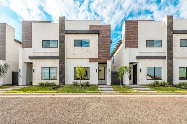 8218 Casa Verde Rd in Laredo, TX - Building Photo - Building Photo