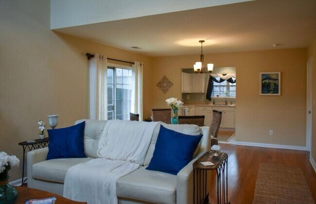 1375 Water Edge Dr in Charleston, SC - Building Photo - Building Photo