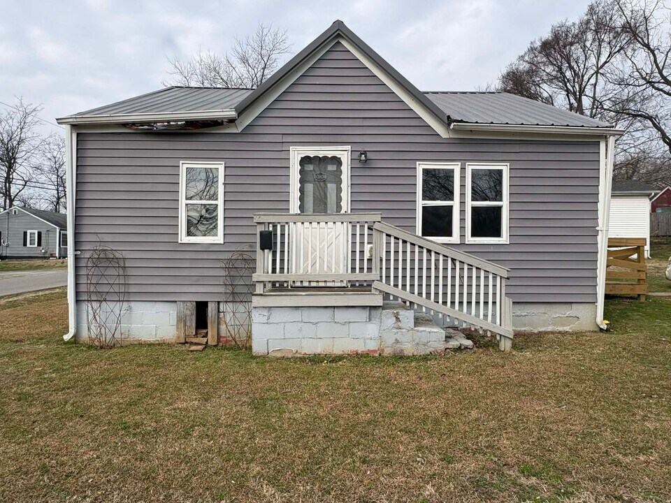 201 Simmons St in Glasgow, KY - Building Photo