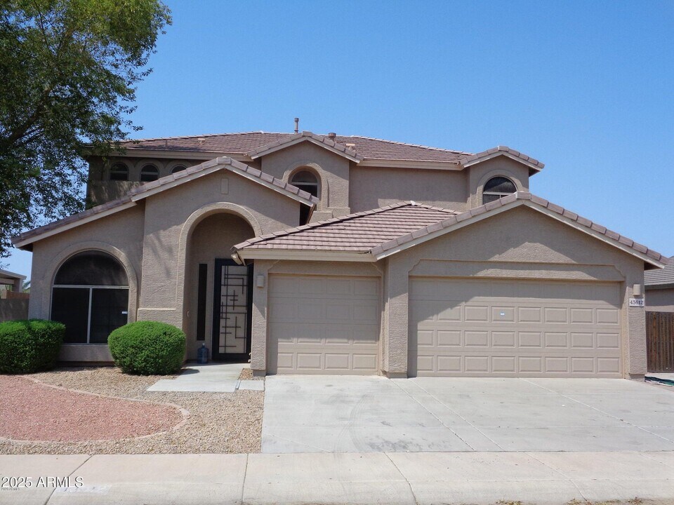 43612 Sparks Ct in Maricopa, AZ - Building Photo
