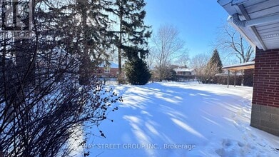 2048 Edinburgh Dr in Burlington, ON - Building Photo - Building Photo