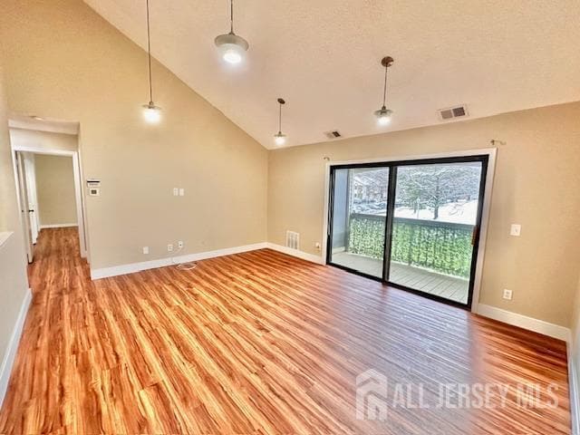 211 Sunshine Ct in Sayreville, NJ - Foto de edificio - Building Photo