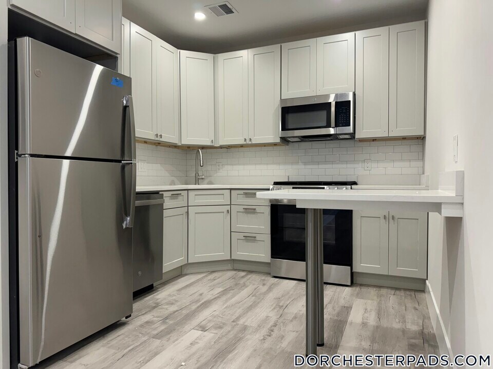 10 Cawfield St in Boston, MA - Building Photo