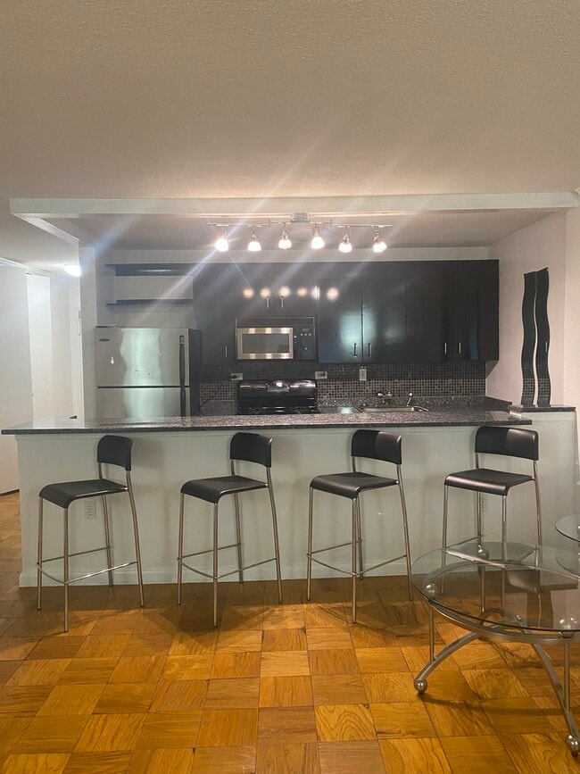 property at 2 Hawthorne Pl