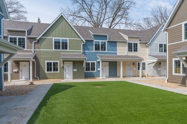 Cottage Grove at St. Mary's Townhomes in Rochester, MN - Foto de edificio - Building Photo