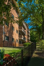 Capital View in Bladensburg, MD - Foto de edificio - Building Photo