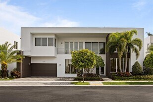 10296 NW 74th Terrace in Doral, FL - Building Photo