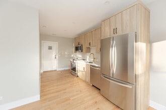 2457 W Logan Blvd, Unit 3 in Chicago, IL - Foto de edificio - Building Photo