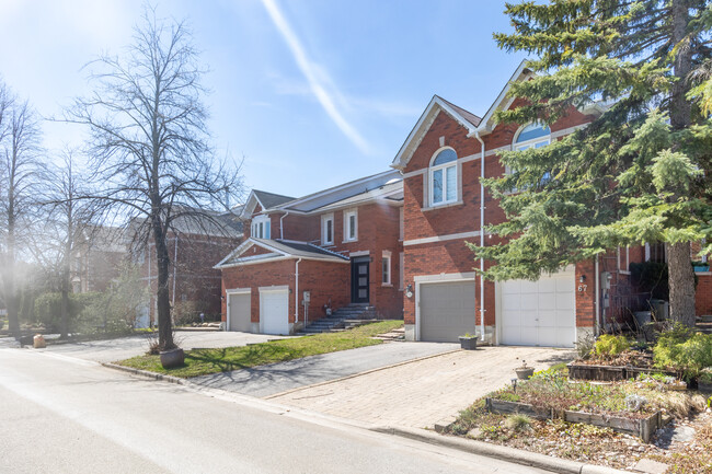 73 Brownstone Cir in Thornhill, ON - Building Photo - Building Photo