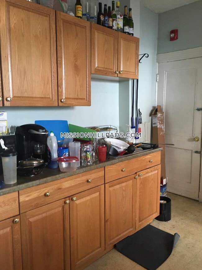 887 Huntington Ave in Boston, MA - Foto de edificio - Building Photo