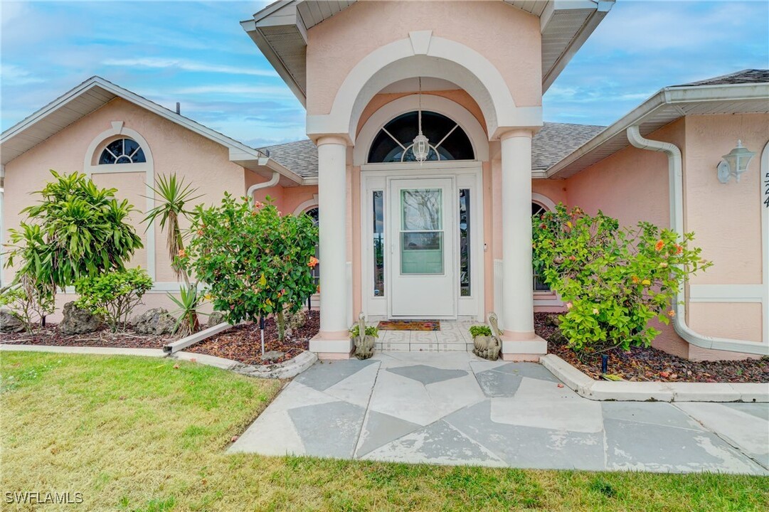 524 14th Terrace in Cape Coral, FL - Foto de edificio