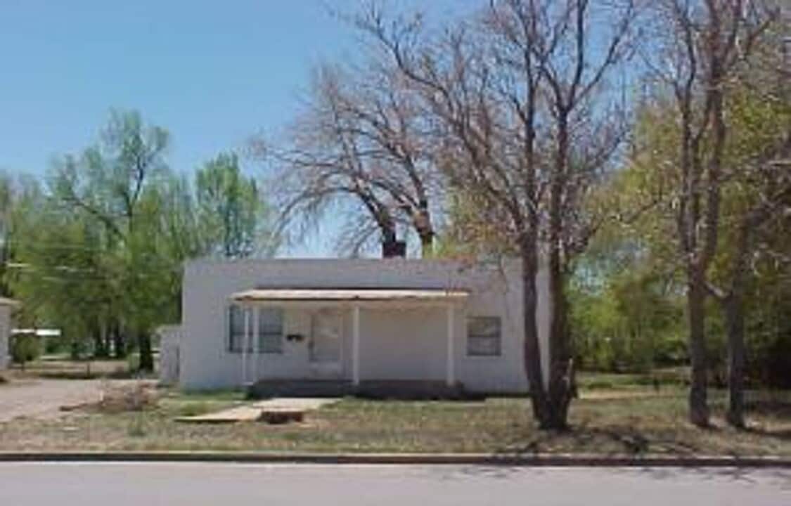 806 Robinson Ave in Trinidad, CO - Building Photo