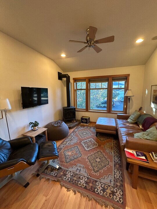 1843 Rebecca Ave, Unit 1 in Hood River, OR - Building Photo
