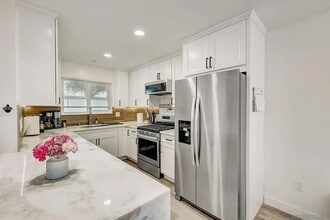 810 E Washington Ave in Escondido, CA - Building Photo - Building Photo