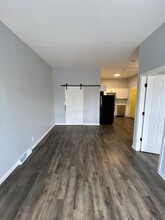 44 N Main St, Unit APT A in Deerfield, WI - Foto de edificio - Building Photo